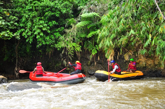 Dua buah perahu beserta masing-masing awaknya sedang berusaha melakukan tehnik ferrying.