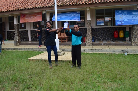 Penyerahan Plakat