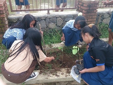 Siswa Menanam Pohon
