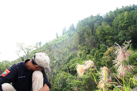 Punggungan ke Puncak Moncong Lojong