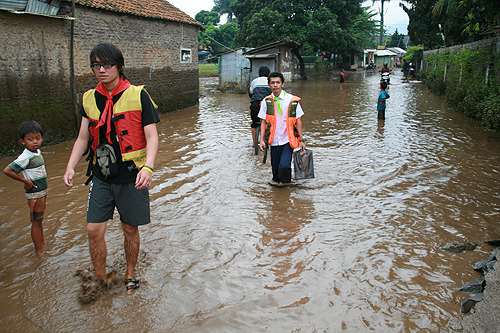 Melakukan Assesment Banjir di Kampung Sukabirus