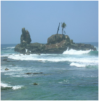 Replika pisau Kopasus di Pantai Perpisahan, tempat pelantikan anggota Kopasus