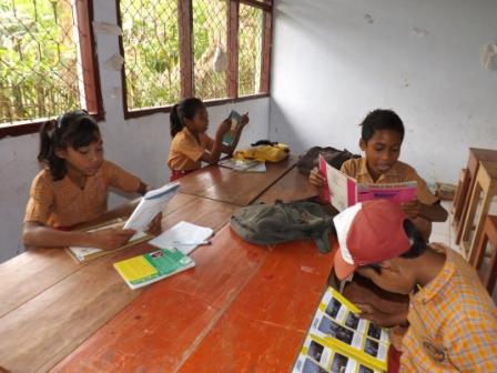 Suasana Murid SDN Inpres Sedang Membaca Buku