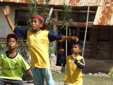 Erlan Berada di Tengah