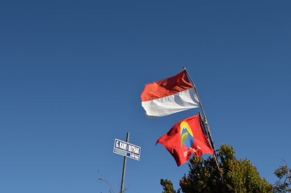 Mengibarkan bendera Astacala bersanding dengan Sang Saka Merah Putih.
