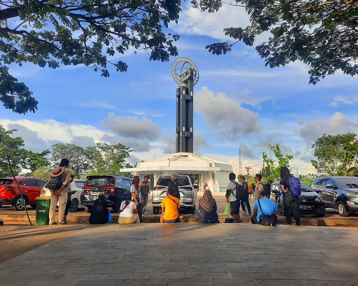 Di Bawah Khatulistiwa